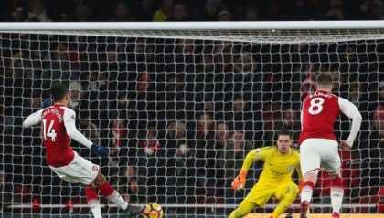  帕德博恩中场调度行云流水，德甲战术素养令人赞叹