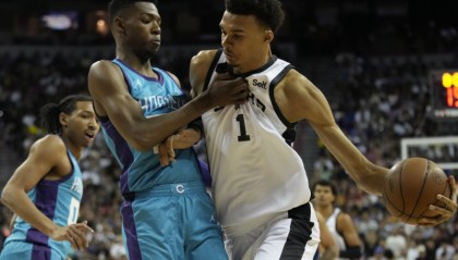  文班亚马当选年度最佳新秀并入选一阵  