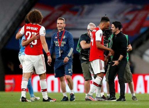  西汉姆联主场顽强逼平卫冕冠军彰显黑马本色